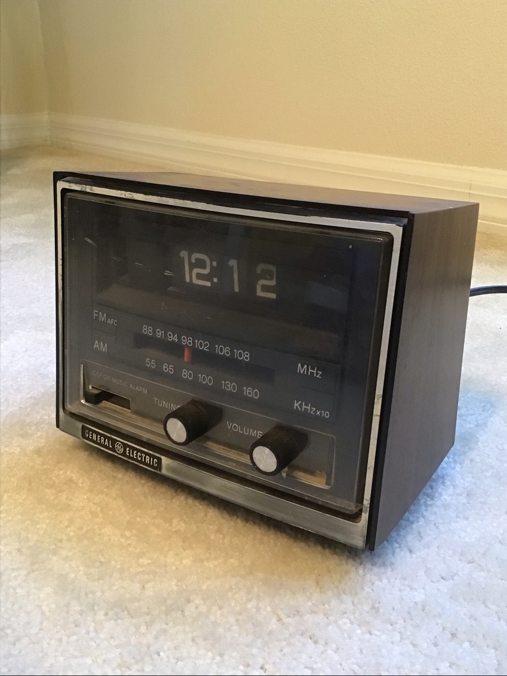 Vintage General Electric AM/FM Flip Clock Radio Alarm, model no. 7-4415B Works - Picture 7 of 15
